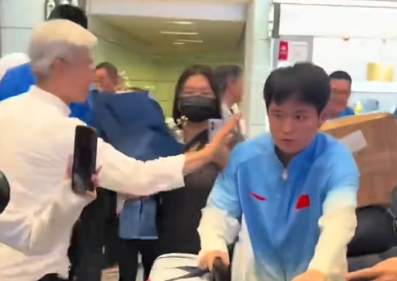 专业因为只做游戏所以更专业。服务