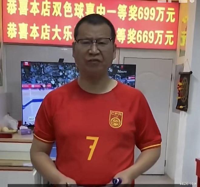 穿国足7号球衣！中国球迷在室内怒烧姆巴佩球衣 网友：安全隐患很大